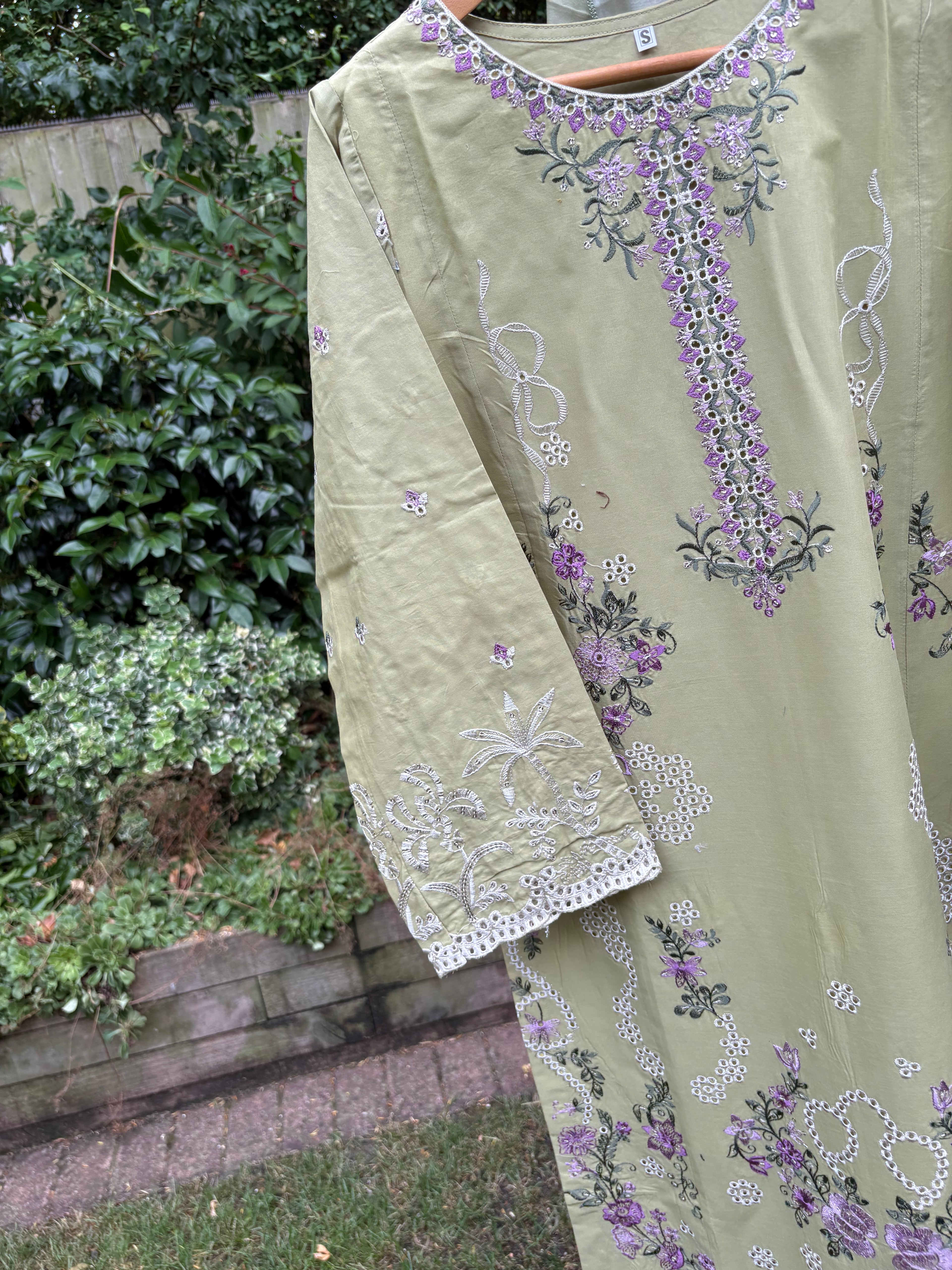 Prehnite-luxury embroidered (3PC)