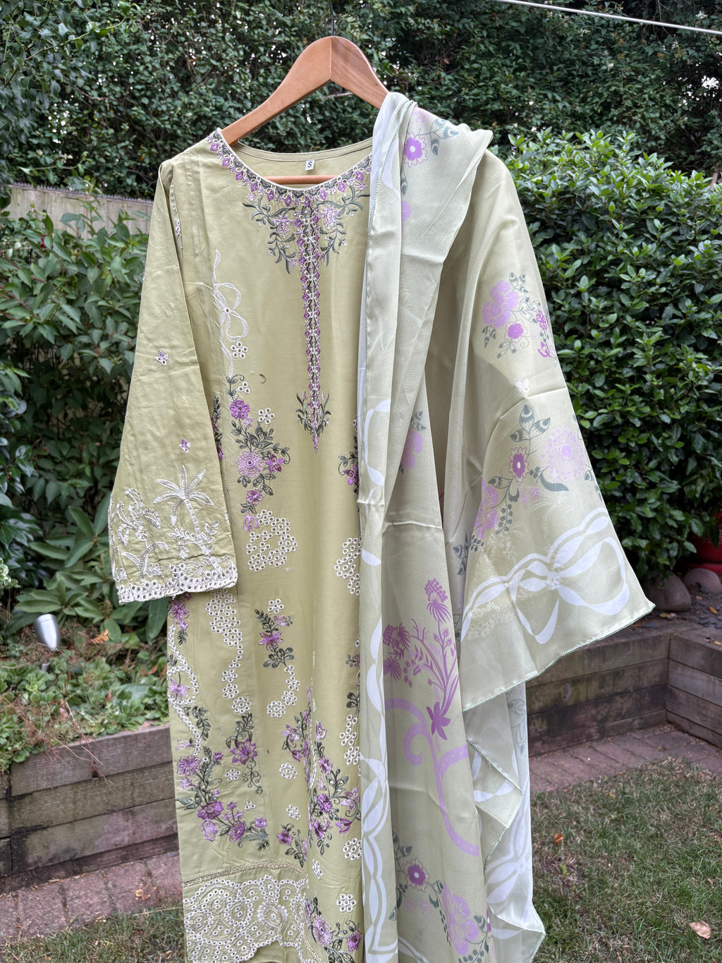 Prehnite-luxury embroidered (3PC)